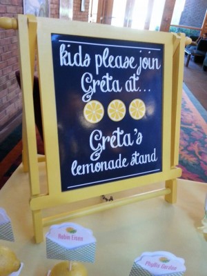 Greta's Lemonade Stand place card table
